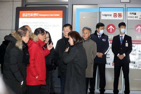 응급실 앞에 모인 자유한국당 - 청와대 앞에서 8일째 단식하던 자유한국당 황교안 대표가 서울 신촌 연세대학교 세브란스 병원 응급실로 이송된 27일 응급실 앞에 나경원 원내대표를 비롯한 의원들과 당직자들이 대기하고 있다. 2019.11.27 연합뉴스