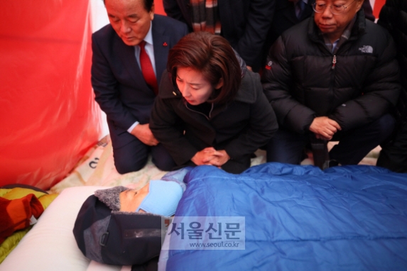 - 단식 8일 차를 맞은 자유한국당 황교안 대표가 27일 청와대 앞 분수대 광장 천막에서 나경원 원내대표 등 의원들을 만나고 있다. 2019. 11.27.박지환 기자popocar@seoul.co.kr