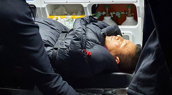 응급실 향하는 황교안 대표 - 청와대 앞에서 8일째 단식하던 자유한국당 황교안 대표가 27일 밤 응급실로 이송되고 있다. 2019.11.27 자유한국당 제공