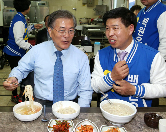 - 7일 더불어민주당 시흥갑 백원우(오른쪽) 후보 지원유세을 위해 경기도 시흥 삼미시장을 찾은 더불어민주당 문재인 전 대표가 백 후보와 칼국수를 먹으며 이야기를 나누고 있다. 2016.4.7 연합뉴스