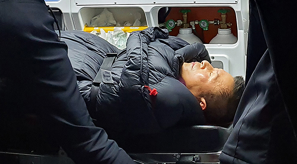 - 청와대 앞에서 8일째 단식하던 자유한국당 황교안 대표가 27일 밤 응급실로 이송되고 있다. [사진=자유한국당 제공]