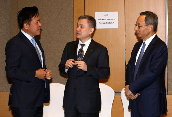 29일 서울 영등포구 메리어트 여의도 파크센터에서 열린 ‘과기정통부 장관-통신사 CEO 간담회’에 참석한 통신 3사 CEO들이 이야기하고 있다. 왼쪽부터 SK텔레콤 박정호 사장 LG유플러스 하현회 부회장, KT 황창규 회장.연합뉴스