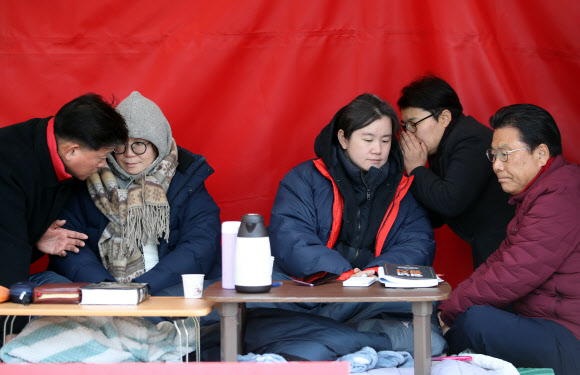 ‘동조단식’ 정미경?신보라에 중단 권유 - 자유한국당 박맹우 사무총장이 30일 오전 청와대 앞에서 단식 중인  정미경?신보라 최고위원에게 ‘황교안 대표의 단식 중단 요청’을 전달하고 있다. 2019.11.30 연합뉴스