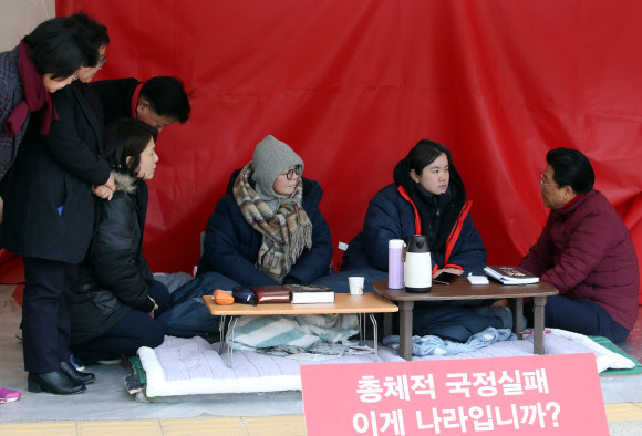 ‘동조단식’ 정미경?신보라에 중단 권유 - 자유한국당 박맹우 사무총장이 30일 오전 청와대 앞에서 단식 중인  정미경?신보라 최고위원에게 ‘황교안 대표의 단식 중단 요청’을 전달하고 있다. 2019.11.30 연합뉴스