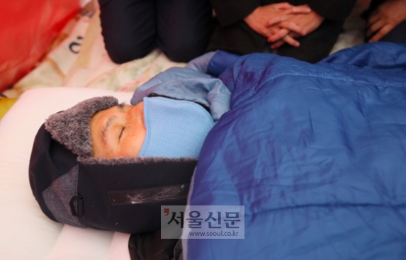 단식 8일 차 황교안 - 단식 8일 차를 맞은 자유한국당 황교안 대표가 27일 청와대 앞 분수대 광장 천막에서 나경원 원내대표 등 의원들을 만나고 있다. 2019. 11.27.박지환 기자 popocar@seoul.co.kr