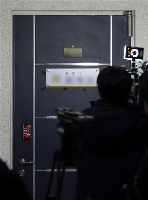 숨진 특감반원 발견된 사무실 - 백원우 전 청와대 민정비서관실에서 행정관으로 근무한 검찰수사관 A씨가 1일 숨진 채 발견된 서울 서초구의 한 사무실. 김기현 전 울산시장에 대한 청와대 ‘하명수사’ 의혹에 연루된 것으로 알려진 A씨는 이날 오후 서울중앙지검에 참고인으로 출석할 예정이었다.뉴스1