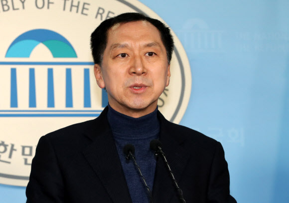 선거무효 소송 제기 의사 밝히는 김기현 전 울산시장 - 김기현 전 울산광역시장(왼쪽)이 2일 오전 국회 정론관에서 기자회견을 열고 작년 6월 실시된 울산광역시장 선거에 대해 선거 무효소송을 제기하겠다고 밝히고 있다. 2019.12.2 연합뉴스