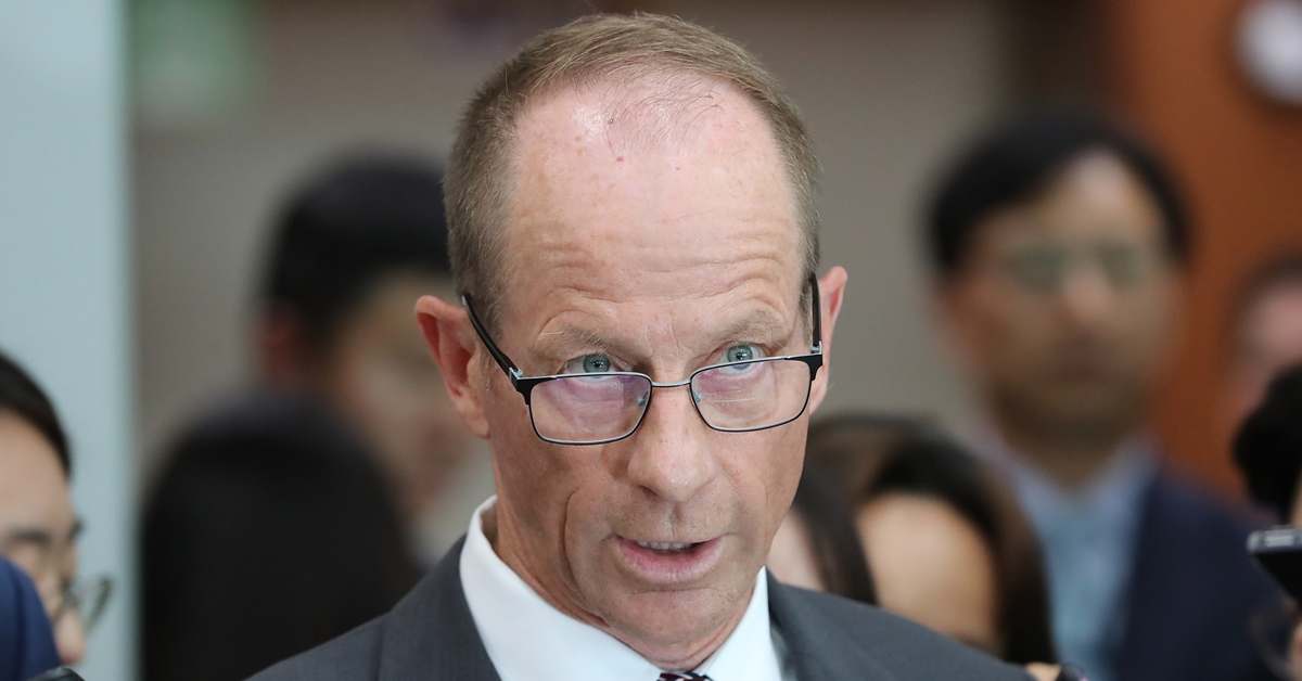 사진은 데이비드 스틸웰(David Stilwell) 미국 국무부 동아시아·태평양 담당 차관보가 지난 7월 17일 오후 서울 종로구 외교부 청사에서 강경화 외교부 장관을 예방한 뒤 취재진의 질문에 답하고 있는 모습. 2019.7.17 연합뉴스