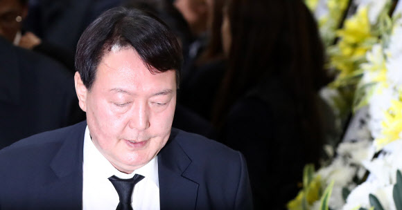 민정 출신 檢수사관 빈소 찾은 尹총장  - 윤석열 검찰총장이 2일 서울 서초구 서울성모병원 장례식장에 마련된 검찰수사관 A씨의 빈소를 찾아 조문한 뒤 굳은 표정으로 나오고 있다. 백원우 전 청와대 민정비서관 휘하의 특별감찰반에서 근무했던 A씨는 청와대 하명수사 의혹과 관련한 검찰 참고인 조사를 앞둔 지난 1일 서초구 서초동의 한 사무실에서 숨진 채 발견됐다.연합뉴스