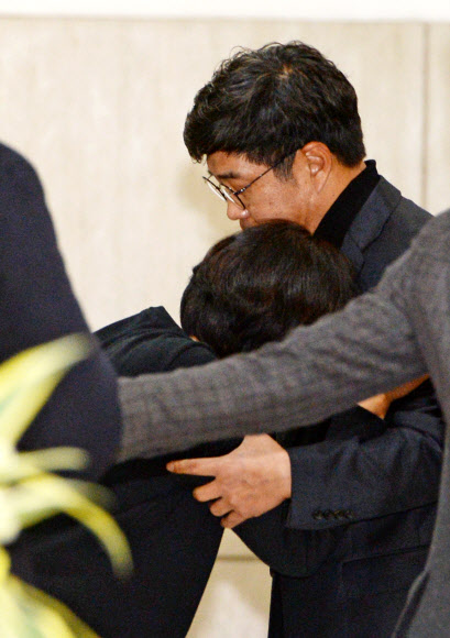 백원우, 검찰 수사관 빈소 조문 - 백원우 전 청와대 민정비서관 3일 오전 서울 서초구 서울성모병원 장례식장에 마련된 전 청와대 민정비서관실 특별감찰반 수사관의 빈소를 찾아 유가족을 위로하고 있다. 2019.12.3 연합뉴스