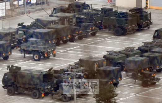 도널드 트럼프 미국 대통령이 주한미둔 주둔비용 전체를 한국에 떠넘기려 한다는 정황이 28일 드러나면서 논란이 커지고 있다. 사진은 지난 21일 경기 동두천의 한 미군부대에 군용차들이 줄지어 서 있는 모습.박지환 기자 popocar@seoul.co.kr