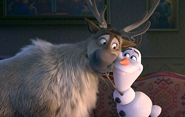 영화 ‘겨울왕국 2’의 순록 캐릭터 ‘스벤’(왼쪽)과 눈사람 올라프(오른쪽)./사진=영화 ‘겨울왕국 2’ 스틸컷