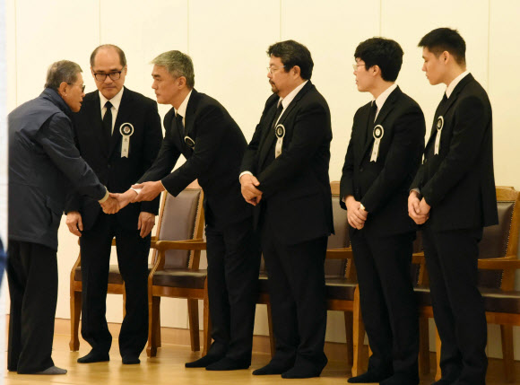 10일 경기 수원 아주대학교병원 장례식장에 마련된 빈소에서 김 전 회장의 장남인 김선협(왼쪽 두 번째) 아도니스 부회장 등 유족들이 조문객을 맞이하고 있는 모습. 연합뉴스