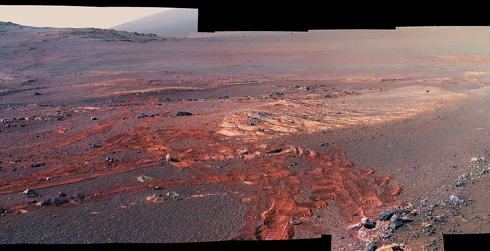 지난 2월 사망선고를 받은 화성 탐사 로봇 오퍼튜니티와, 오퍼튜니티가 남긴 이미지를 모아 제작한 화성 파노라마 전경