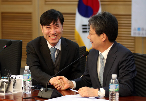 하태경(왼쪽) 새로운보수당 창당준비위원장이 31일 국회 의원회관에서 열린 비전회의에서 유승민(오른쪽) 인재영입위원장의 이름을 ‘유시민’으로 잘못 말한 뒤 겸연쩍은 얼굴로 악수하고 있다. 연합뉴스