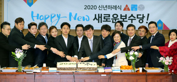 새로운보수당 ‘2020 새로운 시작’ - 새로운보수당 하태경 창당준비위원장과 유승민 의원, 지상욱 의원 등이 1일 오전 서울 여의도 국회 의원회관에서 열린 ‘2020 신년하례식’에서 ‘2020 새로운 시작’이라고 적힌 떡을 자르고 있다. 2020.1.1 연합뉴스