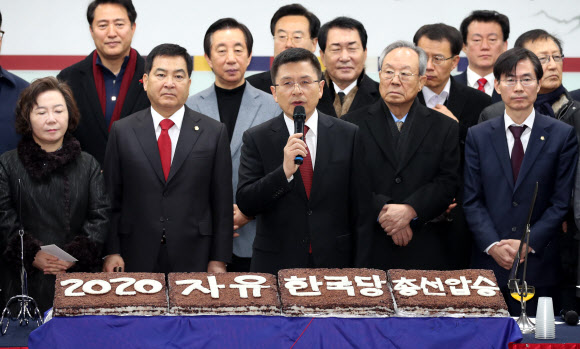 - 자유한국당 황교안 대표가 1일 오전 서울 여의도 중앙당사에서 열린 2020년 신년인사회에서 인사말을 하고 있다. 2020.1.1 연합뉴스