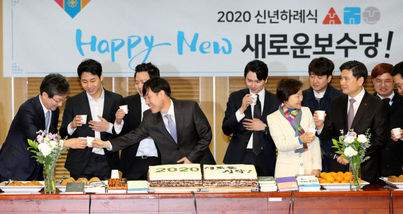 건배하는 하태경-유승민 - 새로운보수당 하태경 창당준비위원장(왼쪽 네번째)과 유승민 의원(왼쪽)이 1일 오전 서울 여의도 국회 의원회관에서 열린 ‘2020 신년하례식’에서 건배를 하고 있다. 2020.1.1 연합뉴스