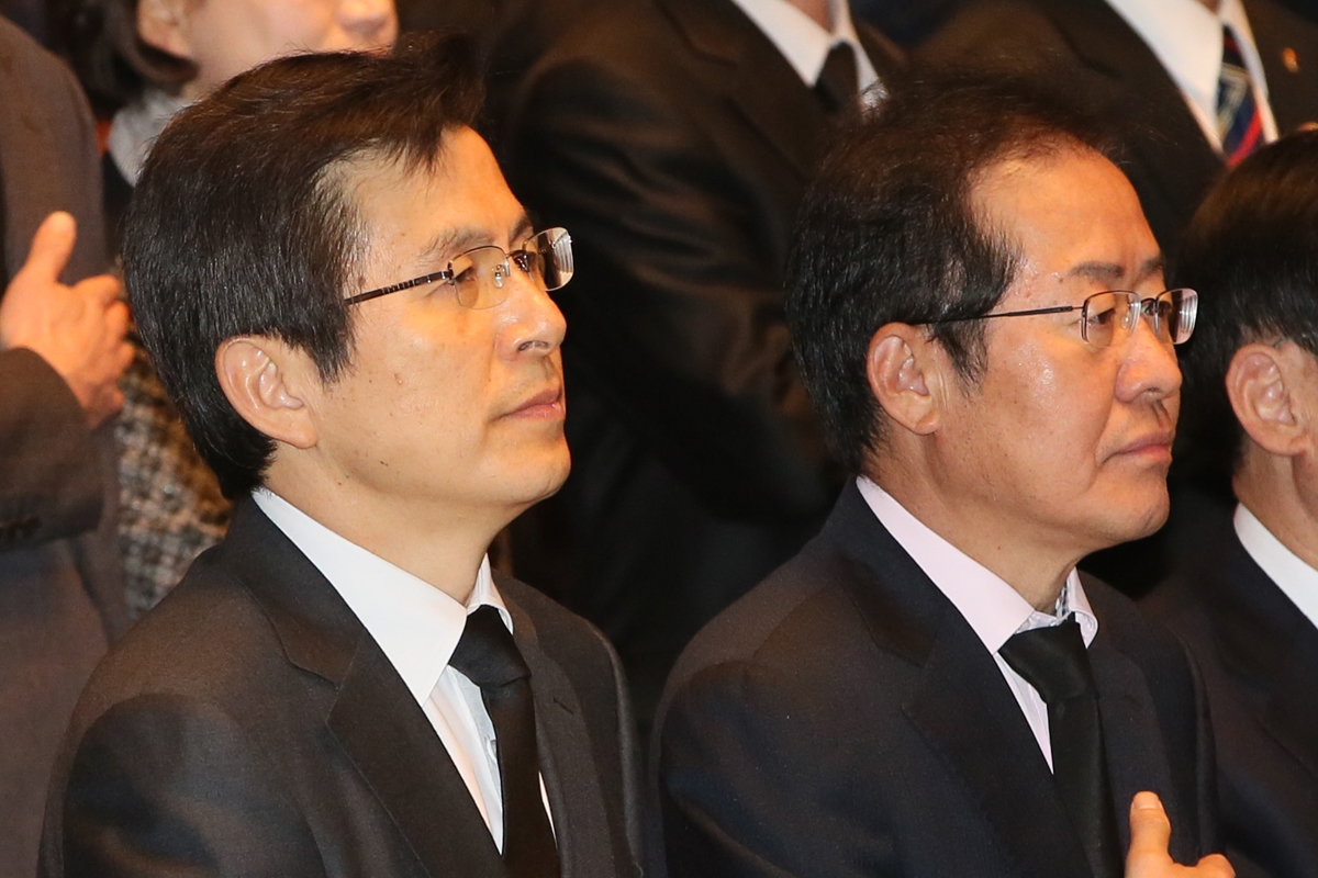- 황교안 자유한국당 대표와 홍준표 전 자유한국당 대표. 사진은 2016년 두 사람이 각각 국무총리와 경남지사로 재직할 당시 경남 창원시 3·15아트센터 대극장에서 열린 제56주년 3·15의거 기념식 참석 모습. 2020.1.4. 연합뉴스