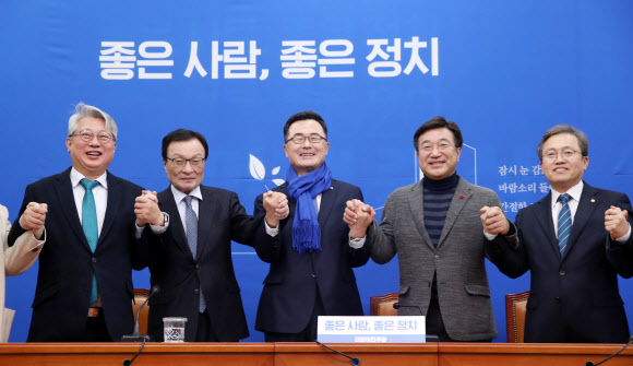 민주, 소병철 前고검장 영입   - 더불어민주당의 인재영입 4호인 소병철(가운데) 전 대구고검장이 5일 국회 민주당 대표실에서 열린 인재 영입식에서 이해찬(왼쪽 두 번째) 대표 등과 손을 잡은 채 기념촬영을 하고 있다. 민주당은 “소 전 고검장은 검찰 퇴직 후 고질적인 전관예우 관행을 끊기 위해 대형 로펌의 영입 제안을 모두 거절했다”고 소개했다. 연합뉴스