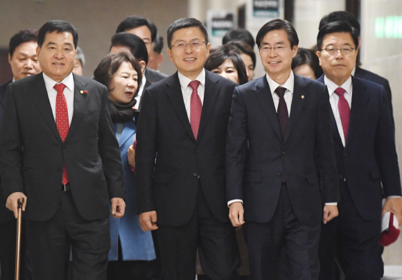 - 자유한국당 황교안 대표, 심재철 원내대표 등이 6일 국회에서 최고위원회의를 열고 정치현안에 대하여 논의했다. 2020.1.6 김명국 선임기자 daunso@seoul.co.kr