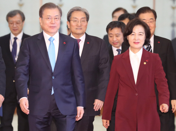 - 문재인 대통령이 2일 오후 청와대에서 추미애 신임 법무부 장관에게 임명장을 수여하고 환담장으로 이동하고 있다. 2020. 1.2 도준석 기자pado@seoul.co.kr