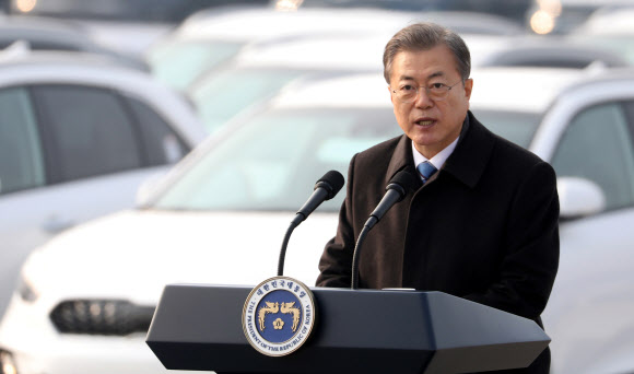 - 문재인 대통령이 3일 평택항 친환경차 수출현장에서 인사말을 하고 있다. 2020.1.3 연합뉴스