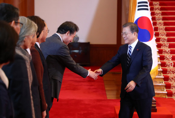 문 대통령, 국무위원과 인사 - 문재인 대통령이 7일 청와대에서 신년사 발표에 앞서 이낙연 총리 등 국무위원과 인사하고 있다. 2020.1.7 연합뉴스
