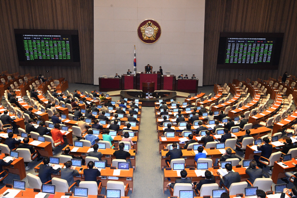 반쪽 본회의 - 자유한국당 의원들이 불참한 채 진행된 9일 국회 본회의에서 민생법안이 처리되는 모습. 이날 본회의에서는 패스트트랙으로 지정된 검경 수사권 조정안도 상정됐다.오장환 기자 5zzang@seoul.co.kr