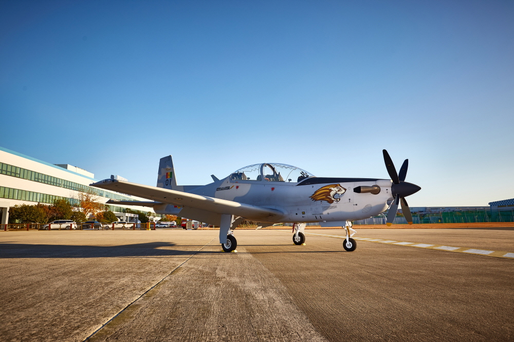 최초의 아프리카 수출 국산 항공기인 KA-1S는 세네갈을 뜻하는 ‘S’를 붙였고, 세네갈 군의 상징인 ‘테랑가의 사자’ 문양이 도색 되어 있다 / 사진=한국항공우주산업