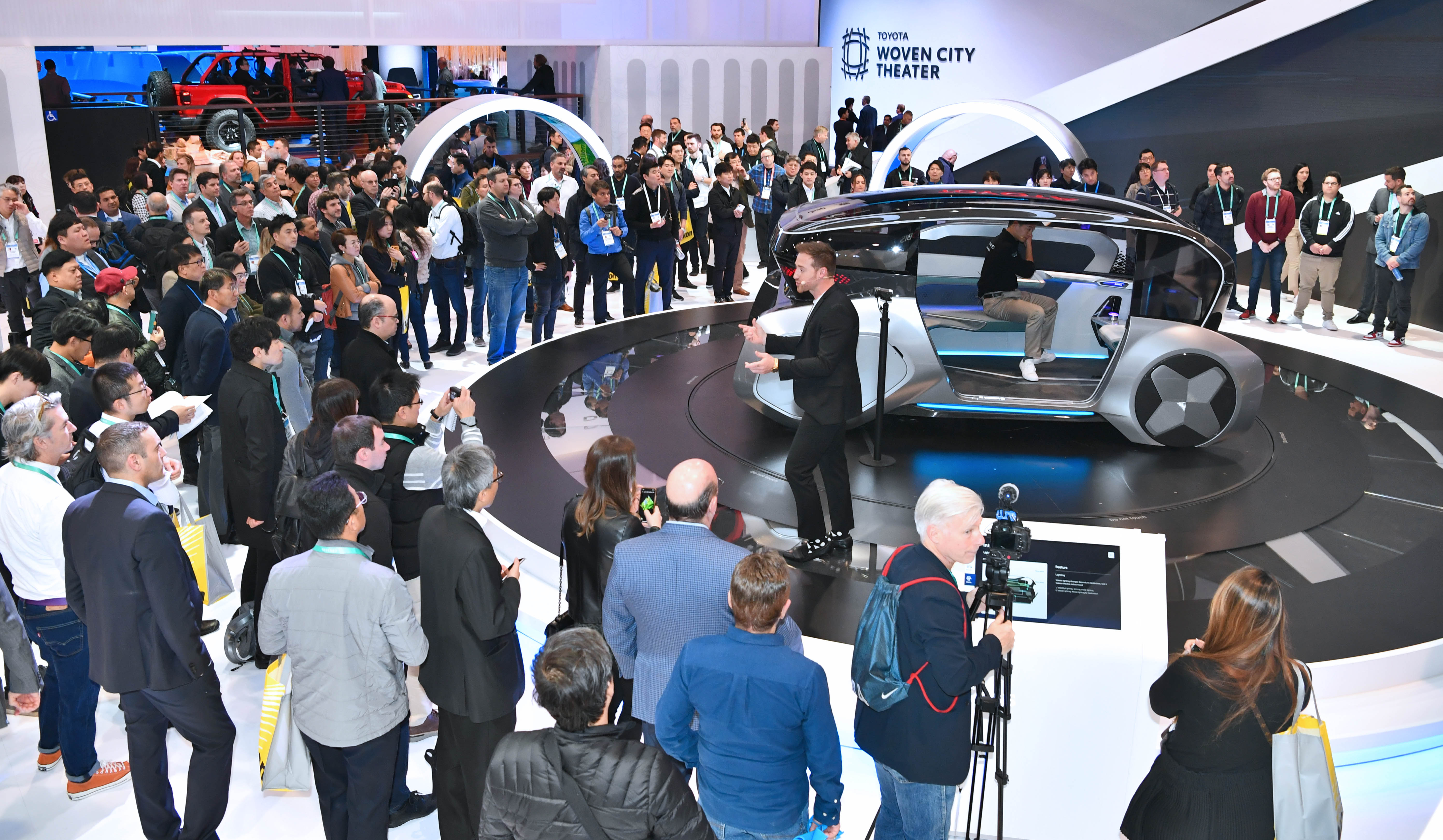 현대모비스 ‘엠비전 S’ - ‘CES 2020’ 현대모비스 전시관을 찾은 참관객들이 자율주행 콘셉트카 ‘엠비전 S’를 관람하고 있다. 현대모비스 제공