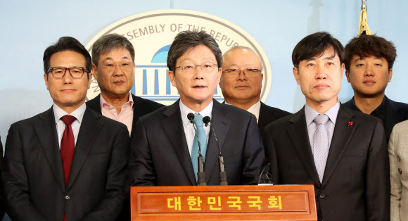 바른미래당 탈당 기자회견하는 유승민 - 유승민 의원을 비롯한 유승민계 바른미래당 의원, 전 의원, 지역위원장들이 3일 오전 국회 정론관에서 기자회견을 열고 탈당을 선언하고 있다. 이들은 오는 5일 새로운보수당 중앙당을 창당할 예정이며 바른미래당은 1년 11개월만에 공식 분당된다. 2020.1.3 연합뉴스