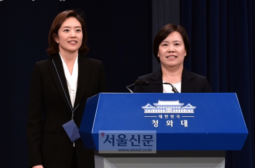 - 고민정(왼쪽) 청와대 대변인과 유송화 춘추관장이 15일 사직하고 청와대를 떠나며 춘추관 브리핑룸에서 인사하고 있다. 두 사람은 4·15 총선에 출마한다.도준석 기자 pado@seoul.co.kr