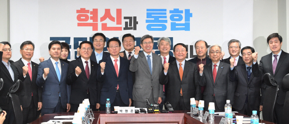 14일 국회에서 열린 혁신통합추진위원회 첫 회의에 참석한 보수 진영 관계자들이 기념 촬영을 하고 있다. 앞줄 왼쪽부터 송근존 전진4.0 통합추진위원장, 자유한국당 이양수, 새로운보수당 지상욱, 정운천, 한국당 김상훈 의원, 박형준 위원장.김명국 선임기자 daunso@seoul.co.kr