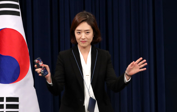 고민정 대변인, ‘손 흔들며 작별’ - 고민정 청와대 대변인이 15일 춘추관에서 사퇴 의사를 밝힌 후 손을 흔들고 있다.     고 대변인은 4?15총선 공직 사퇴시한을 하루 앞두고 사직함에 따라 총선 출마가 예상된다. 2020.1.15 연합뉴스