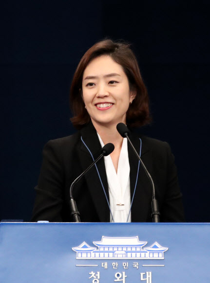 사퇴 의사 밝히는 고민정 청와대 대변인 - 고민정 대변인이 15일 청와대 춘추관에서 사퇴 관련 인사말을 하고 있다.      고 대변인은 4?15총선 공직 사퇴시한을 하루 앞두고 사직함에 따라 총선 출마가 예상된다. 2020.1.15 연합뉴스