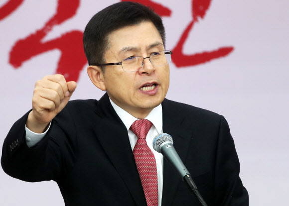 격려사 하는 황교안 대표 - 자유한국당 황교안 대표가 14일 오전 경기도 수원시 장안구 자유한국당 경기도당에서 열린 신년인사회에서 격려사를 하고 있다. 2020.1.14 연합뉴스