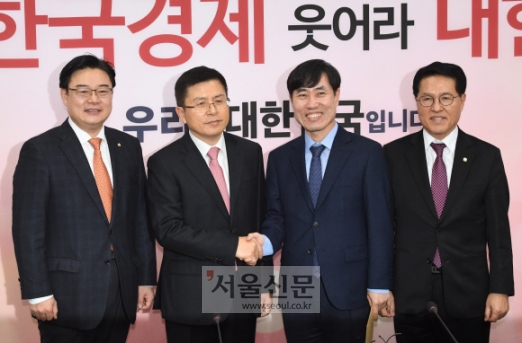 황교안(왼쪽 두 번째) 자유한국당 대표가 7일 국회 당대표실에서 취임 인사차 예방한 하태경 새로운보수당 책임대표와 악수하고 있다.김명국 선임기자 daunso@seoul.co.kr