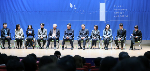 한자리 모인 더불어민주당 영입인재들 - 더불어민주당 영입인재 1호 최혜영(왼쪽 세번째) 강동대 교수가 19일 국회 의원회관 대회의실에서 열린 토크콘서트에서 발언하고 있다. 연합뉴스