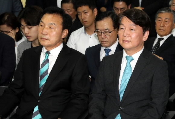 2017년 6.13 전국동시지방선거 서울시장에 출마해 낙마한 안철수 바른미래당 후보와 손학규 선대위원장이 14일 오전 서울 종로구 우정국로 선거사무실에서 열린 캠프 해단식에서 나란히 앉아 있다. 뉴스1