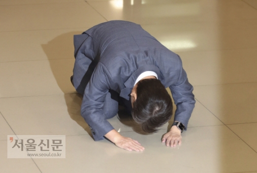 - 안철수 전 바른미래당 의원이 해외 연구 활동을 마치고 19일 오후 인천국제공항 제1여객터미널을 통해 귀국해 큰 절을 하고 있다. 정계 복귀를 선언한 안 전 의원은 내일(20일) 서울 국립현충원과 광주 5?18 묘역을 잇따라 참배한다. 2020.1.19 정연호 tpgod@seoul.co.kr