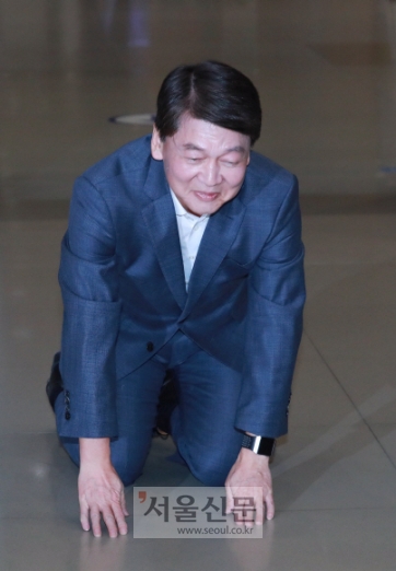 - 정계 복귀를 선언한 안철수 전 의원이 19일 인천국제공항에 도착해 큰절을 하고 있다. 1년 4개월여 만에 귀국한 안 전 의원은 귀국 메시지에서 “실용적 중도정치를 실현할 정당을 만들겠다”고 밝혔다.정연호 기자 tpgod@seoul.co.kr