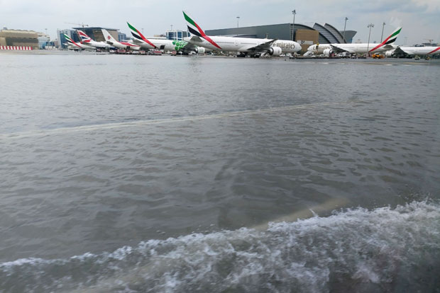 9일부터 나흘간 아랍에미리트에 기록적 폭우가 내리면서 11일 두바이공항이 침수되는 등 피해가 속출했다./사진=old monk 트위터