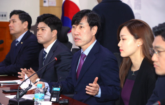 발언하는 하태경 - 새로운보수당 하태경 책임대표(왼쪽 세 번째)가 21일 국회 의원회관에서 열린 당대표단-청년당원 연석회의에서 발언하고 있다. 2020.1.21 연합뉴스