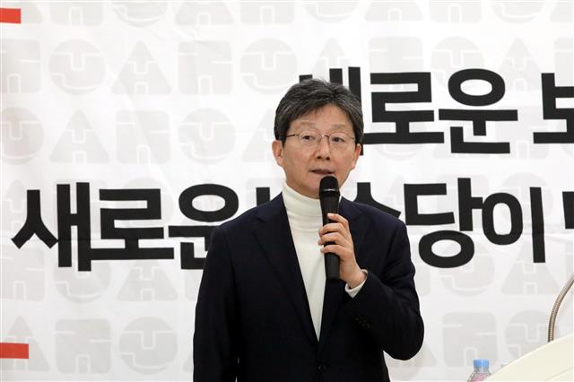 경북도당 창당대회서 인사말하는 유승민 - 19일 경북 구미시 호텔 BS에서 열린 새로운보수당 경북도당 창당대회에서 유승민 보수재건위원장이 인사말을 하고 있다. 유 위원장은 “총선에 이겨서 문 정권을 제대로 견제하려면 한국당은 새로운보수당이 시키는 대로 하고 가자는 대로 가면 된다”고 말했다. 2020.1.19/뉴스1