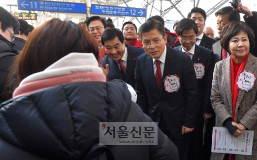 자유한국당 황교안(가운데) 대표, 심재철(왼쪽) 원내대표 등 당 지도부가 23일 서울역에서 귀성객들에게 인사를 건네는 모습.박윤슬 기자 seul@seoul.co.kr
