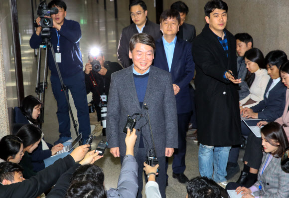 바른미래당 안철수 전 대표가 27일 국회에서 손학규 대표를 만난 뒤 취재진과 인터뷰하고 있다. 2020.1.27 연합뉴스
