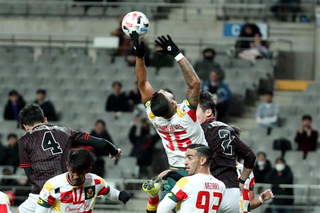 28일 오후 서울월드컵경기장에서 열린 2020아시아축구연맹(AFC) 챔피언스리그(ACL) 플레이오프 FC서울과 케다FA(말레이시아)의 경기에서 케다의 레난 알베스가 서울의 선제골의 빌미가 된 핸들링 반칙을 범하고 있다. [뉴스1]