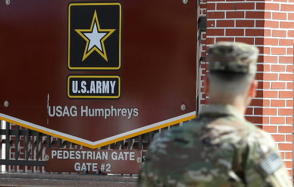 4일 오후 주한 미군장병이 경기도 평택시 미8군사령부 캠프 험프리스 앞을 지나고 있다. 2018.5.4 뉴스1