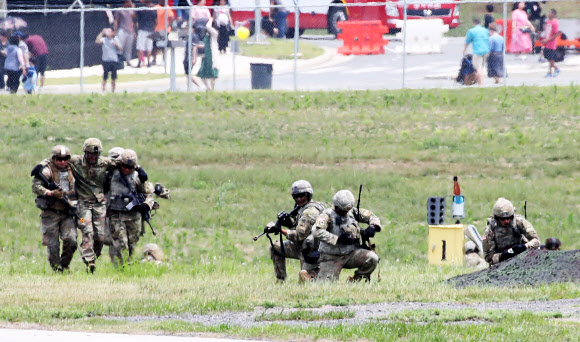 8일 경기도 평택시 캠프 험프리스에서 열린 미8군 창설 75주년 기념행사에서 전투 훈련 시범이 펼쳐지고 있다. 2019.6.8 연합뉴스